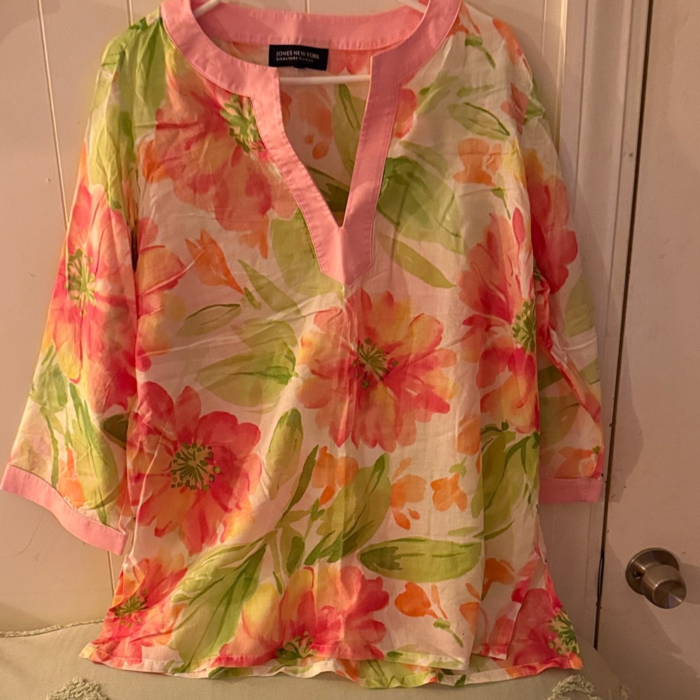 Jones New York Pink and Green Floral Split-Neck Tunica